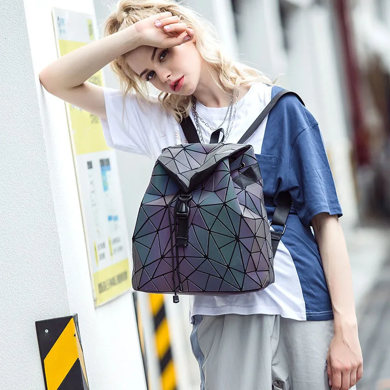 Women-Backpack-Luminous-Geometric-Plaid-Sequin-Female-Backpacks-For-Teenage-Girls-Bagpack-Drawstring-Bag-Holographic-Backpack.jpeg_ (1)